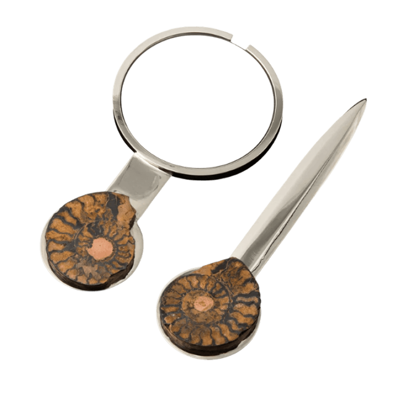 exclusieve briefopener en vergrootglas set in gepolijst messing en kristalglas.